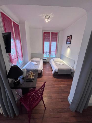 Postel nebo postele na pokoji v ubytování Crystal Hotel