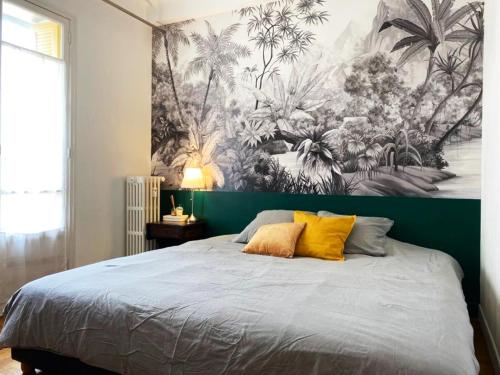 une chambre avec un lit avec un tableau sur le mur dans l'établissement Cosy 70m terrasses- Clim - Nice centre Libération, à Nice