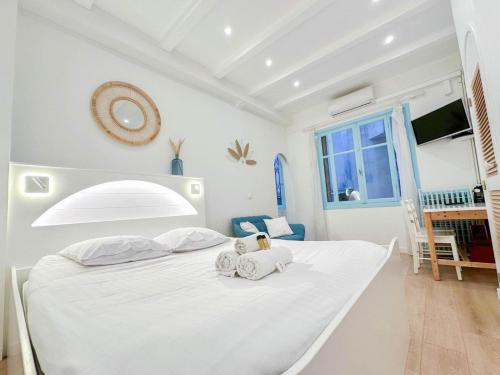 une chambre blanche avec un grand lit blanc dans l'établissement FL Joli studio cosy, proche mer et plages 3 SAINSON, à Nice