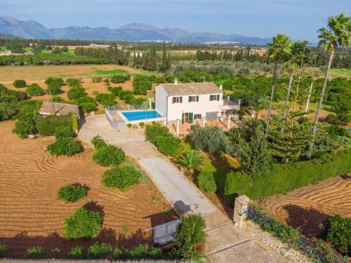 eine Luftaufnahme eines Hauses mit Pool in der Unterkunft Can Rafelino in Llubí
