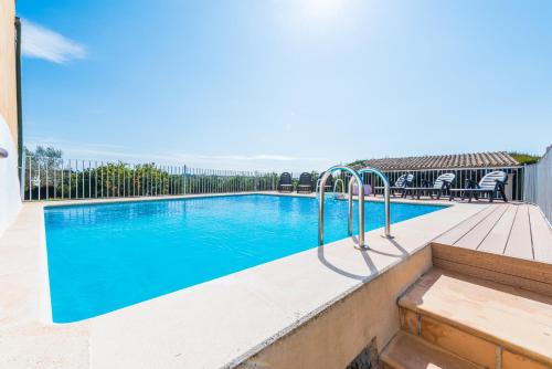 ein Pool mit Rutsche neben einem Haus in der Unterkunft Can Rafelino in Llubí