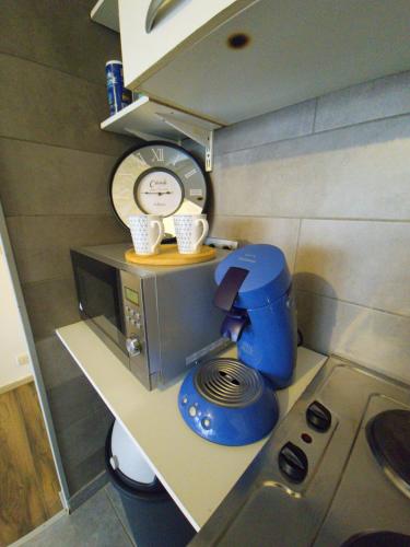 une cuisine miniature avec une cafetière sur un comptoir dans l'établissement Belle vue appart, à Saint-Louis
