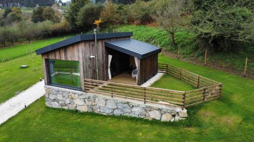 an overhead view of a small building on a grass field at Cabañas O Recuncho do Sor in O Barqueiro