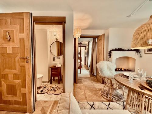a room with a hallway with a table and a door at SEIN Boutique Suites - ADULTS ONLY in Gosau