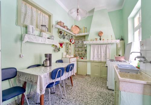 Η κουζίνα ή μικρή κουζίνα στο Waterfront House Pedi