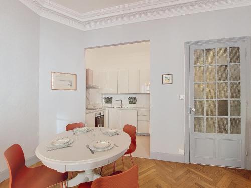 une salle à manger blanche avec une table et des chaises blanches dans l'établissement Nestor&Jeeves - ORANGE - Central - Near Sea, à Nice