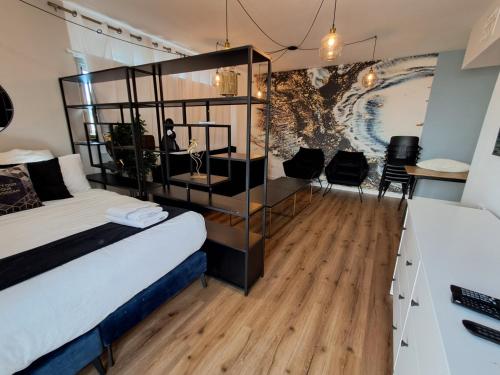 Una cama o camas en una habitación de YalaRent Afarsemon Apartments with pool - For Families & Couples