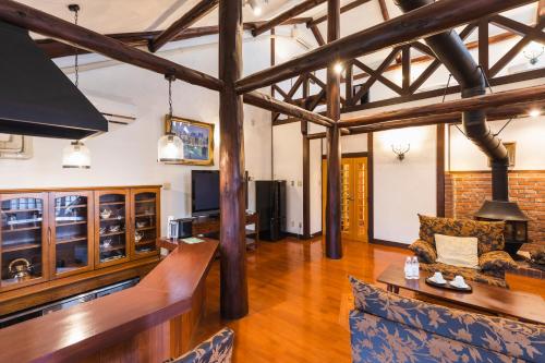 a large living room with wooden beams at Hotel Jogakura in Aomori