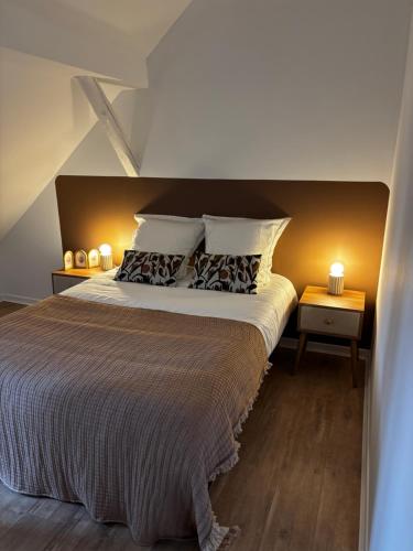 une chambre avec un grand lit et deux tables de nuit dans l'établissement Lumineux 4 personnes - Strasbourg, à Strasbourg