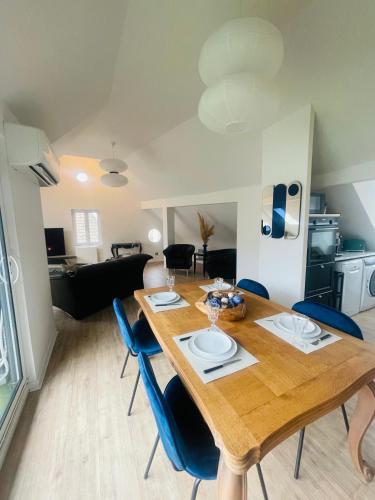 - une salle à manger et un salon avec une table et des chaises en bois dans l'établissement Lumineux 4 personnes - Strasbourg, à Strasbourg