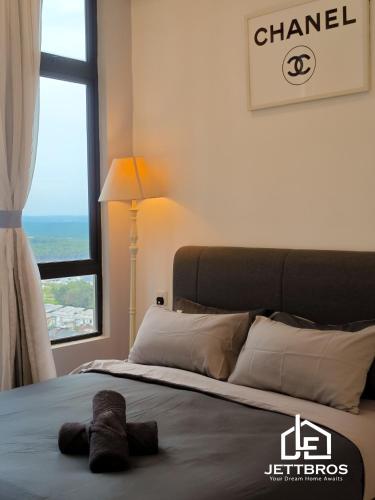 a bedroom with a large bed with a window at D' Summit Residence By JettBros Johor Bahru in Johor Bahru