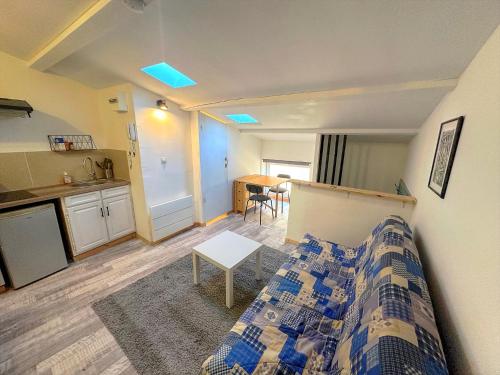a small room with a bed and a kitchen at Studio coeur du village, Lorgues in Lorgues