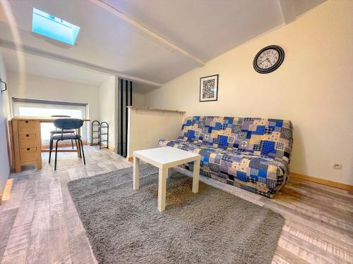 un salon avec un canapé et une table dans l'établissement Studio coeur du village, Lorgues, à Lorgues