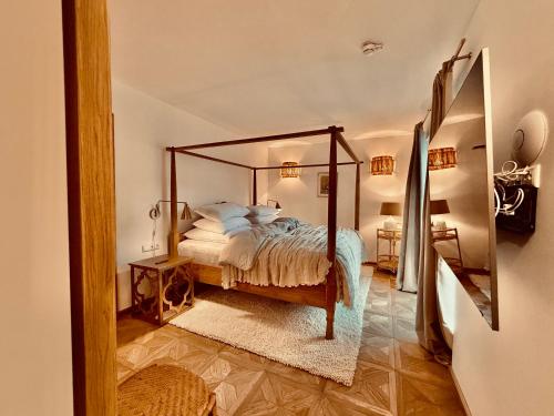 a bedroom with a canopy bed in a room at SEIN Boutique Suites - ADULTS ONLY in Gosau