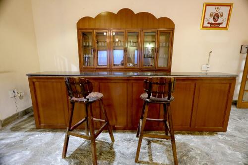 Ο χώρος του lounge ή του μπαρ στο Satyam Palace Resort