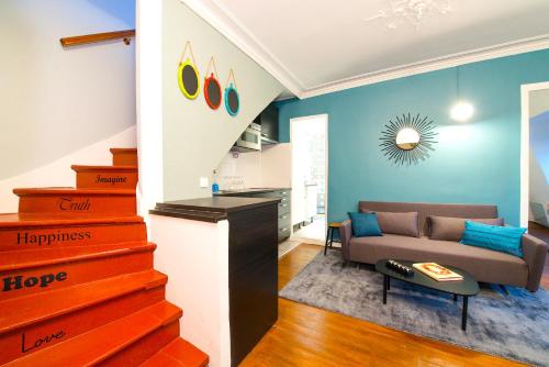 - un salon avec un canapé dans l'établissement Sweett - Saint Honore, à Paris