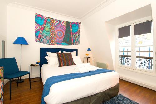 une chambre avec un grand lit et une fenêtre dans l'établissement Sweett - Saint Honore, à Paris