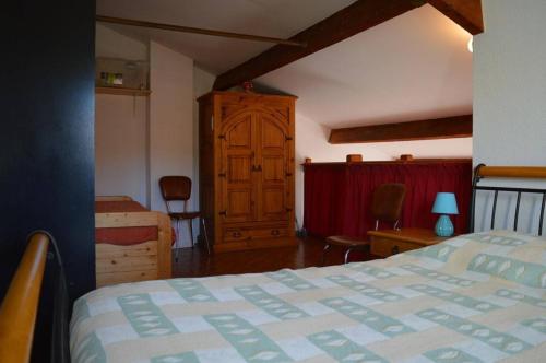 une chambre avec un lit et une armoire en bois dans l'établissement Maison 2 pièces mezzanine 6 couchages SAINT CYPRIEN SC880-020, à Saint Cyprien Plage