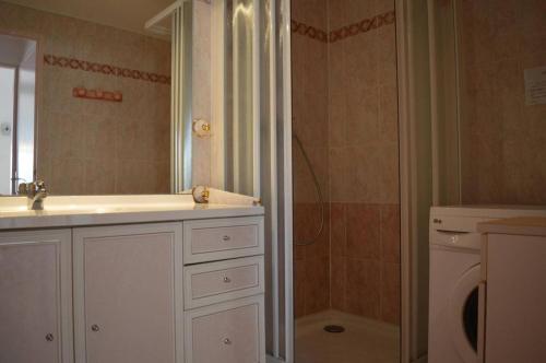 une salle de bain avec un lavabo et une machine à laver dans l'établissement Maison 2 pièces mezzanine 6 couchages SAINT CYPRIEN SC880-020, à Saint Cyprien Plage