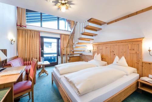 Postel nebo postele na pokoji v ubytování Cresta.Alpin.Sport.Hotel