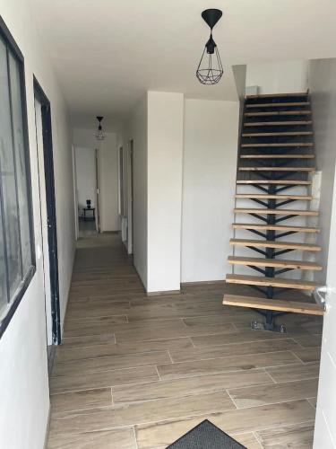 un couloir avec un escalier dans une chambre avec un étage dans l'établissement Jolie maison de ville atypique, à Saint-Mariens