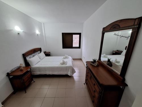 ラ・レスティンガにあるVv Jm Juniorのベッドと大きな鏡のある寝室