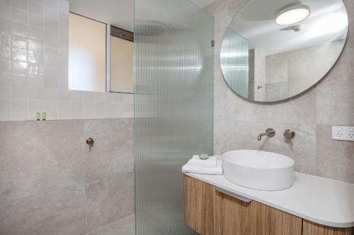 Ένα μπάνιο στο Crystal Beachfront Apartments