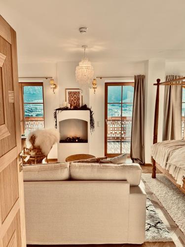 a living room with a couch and a tv at SEIN Boutique Suites - ADULTS ONLY in Gosau