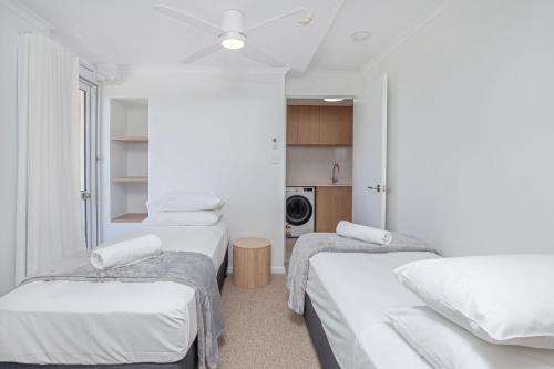Ένα ή περισσότερα κρεβάτια σε δωμάτιο στο Crystal Beachfront Apartments