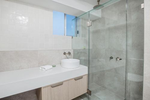 Ένα μπάνιο στο Crystal Beachfront Apartments