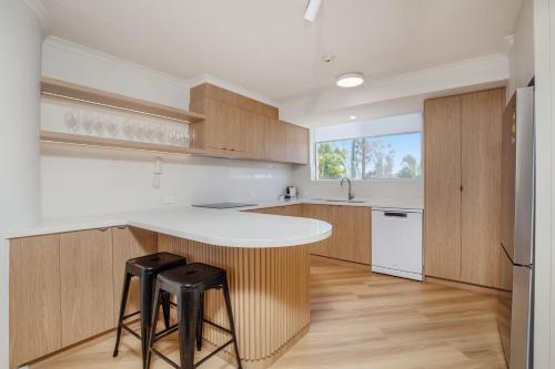 Η κουζίνα ή μικρή κουζίνα στο Crystal Beachfront Apartments