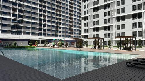 a large swimming pool in front of a large building at 168 KL Selayang Cottage Homestay in Batu Caves