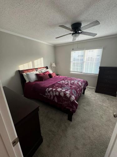 Ein Bett oder Betten in einem Zimmer der Unterkunft 2bed 3bath private and close to everything !