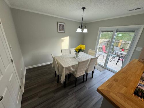 Galeriebild der Unterkunft 2bed 3bath private and close to everything ! in Greensboro