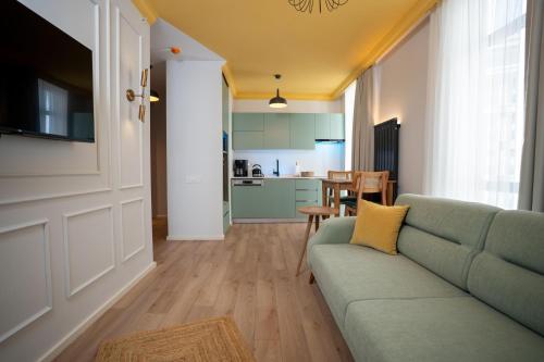 TV a/nebo společenská místnost v ubytování Bird Nest Suites