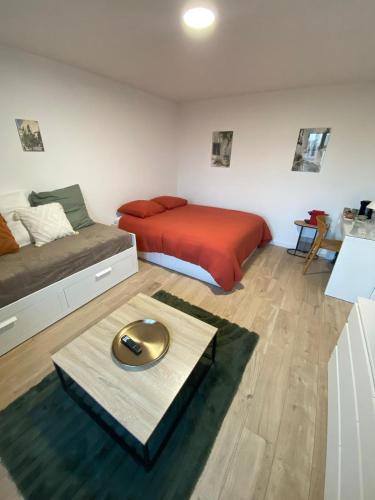 Χώρος καθιστικού στο Chambre familiale indépendante avec salle de bain privée