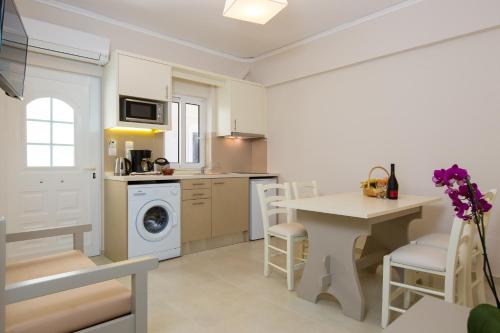 Dapur atau dapur kecil di Trefon Hotel Apartments and Family Suites