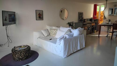un salon avec un canapé blanc et une table dans l'établissement Le Duplex, à Angoulême