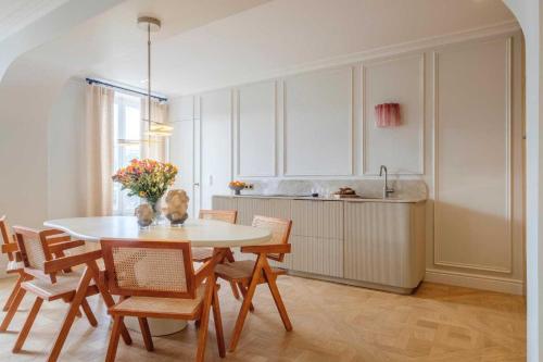 une cuisine avec une table, des chaises et un évier dans l'établissement Exceptional Duplex - AC-4BR-8P- close to Marais, à Paris