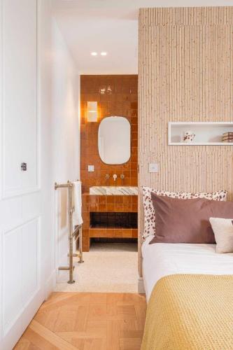 - une chambre avec un lit et une salle de bains dans l'établissement Exceptional Duplex - AC-4BR-8P- close to Marais, à Paris