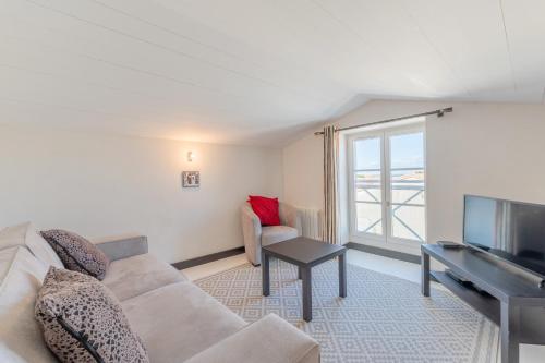 un salon avec un canapé et une télévision dans l'établissement Maison de village L'A N N E X E proche du port, à Saint-Martin-de-Ré