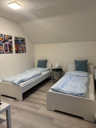 a room with two beds in a room at Wohlfühloase am Tor zur Hamburg in Uetersen