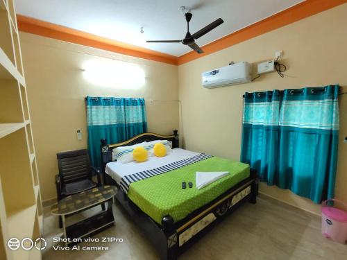 Postel nebo postele na pokoji v ubytování Vizag home stay guest house