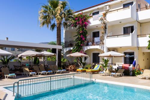 Bazén v ubytování Trefon Hotel Apartments and Family Suites nebo v jeho okolí