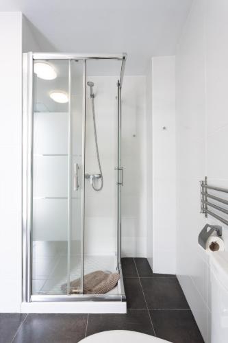 Ένα μπάνιο στο New apartment center Los Cristianos