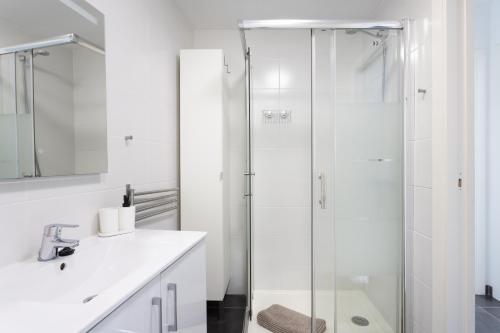 Ένα μπάνιο στο New apartment center Los Cristianos