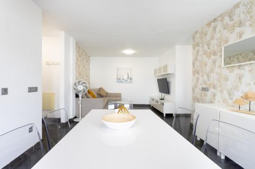 Μια τηλεόραση ή/και κέντρο ψυχαγωγίας στο New apartment center Los Cristianos