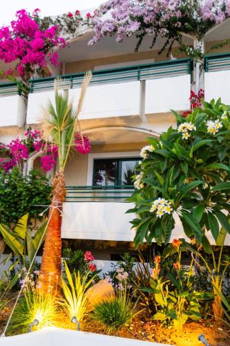 Taman di luar Trefon Hotel Apartments and Family Suites