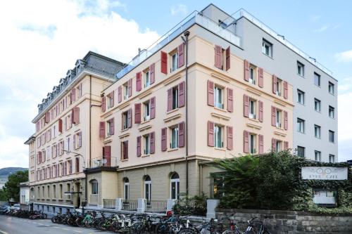 um grande edifício com bicicletas estacionadas em frente em VISIONAPARTMENTS Vevey - contactless check-in em Vevey