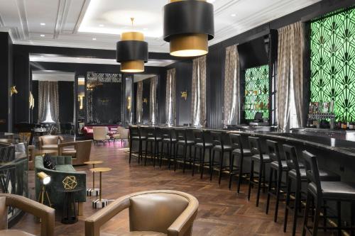 Ein Sitzbereich in der Unterkunft The Warrior Hotel, Autograph Collection